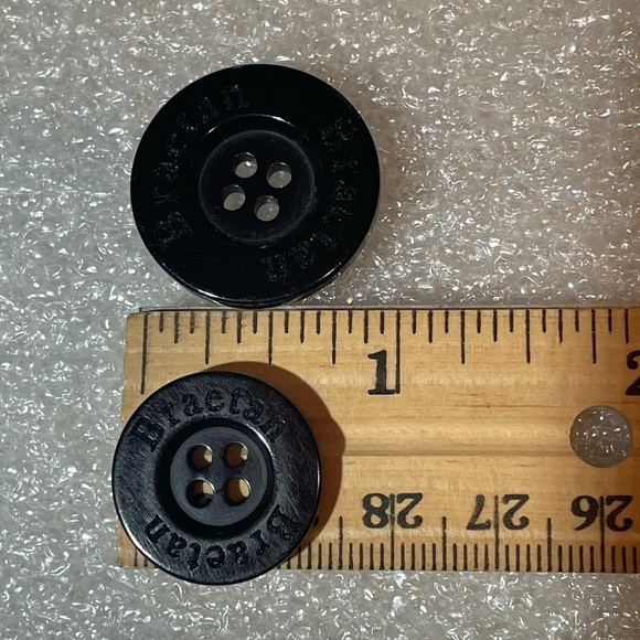 Braetan replacement logo buttons from coat - Picture 4 of 5